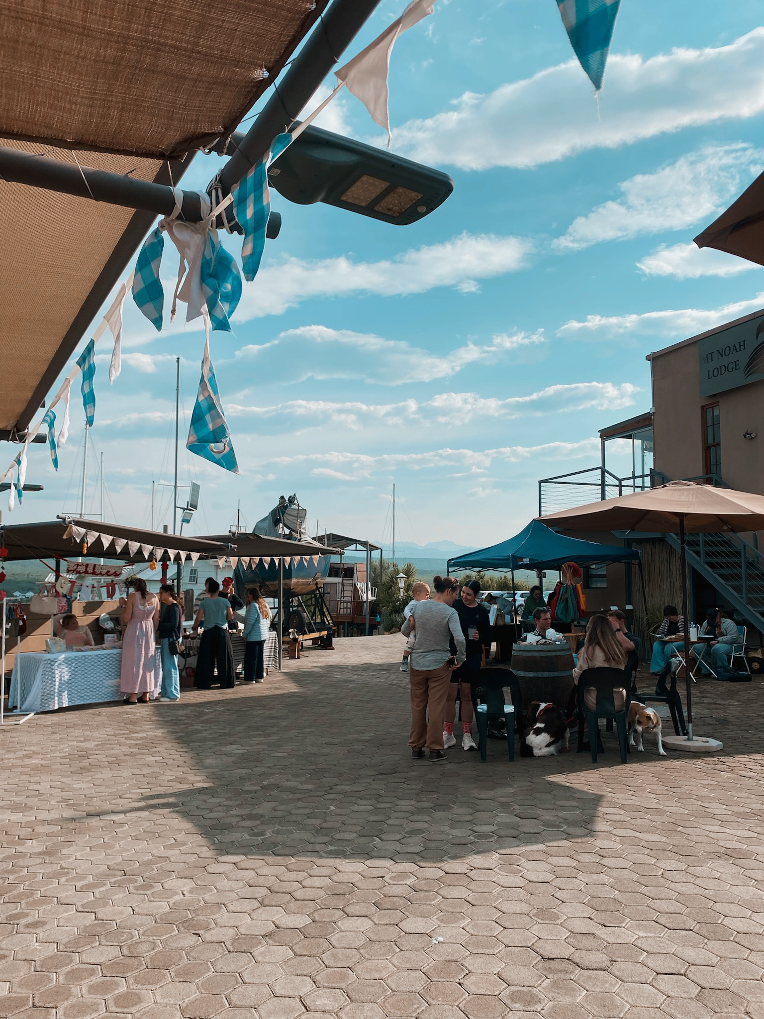 Visitors and local stalls at Mount Noah Snuffelmark in Oudtshoorn